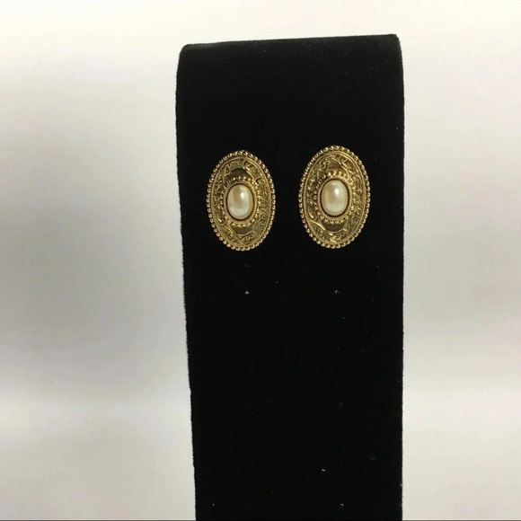 Faux Pearl Oval Shape Stud Earrings - Picture 1 of 3